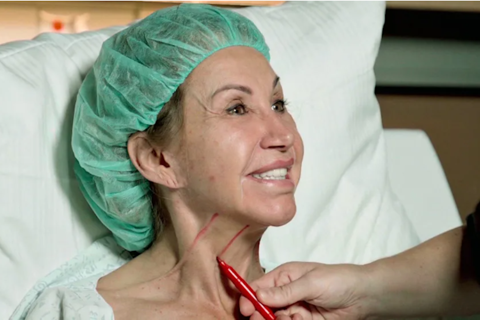 Carmen Geiss ließ sich in einer Schönheits-OP ihr Gesicht komplett straffen.