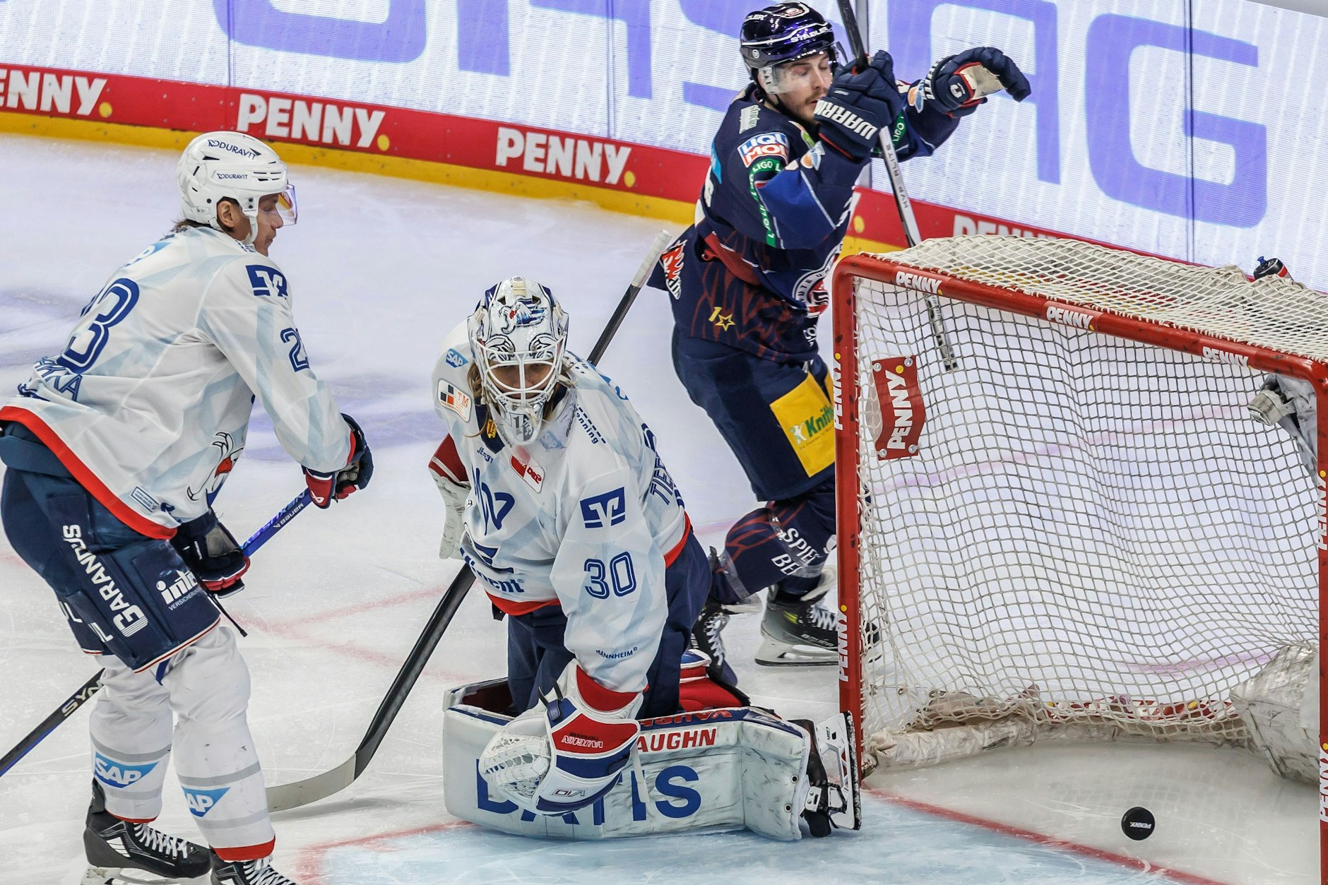 Eisbär Ty Ronning hat den Puck im Kasten von Mannheims Keeper Arno Tiefensee (M) untergebracht, dreht nach dem 2:0 jubelnd ab.