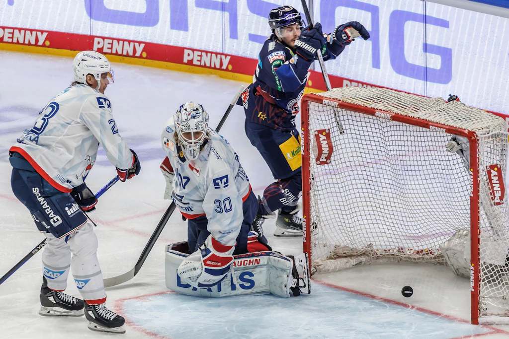 Eisbären überraschen mit alten Tricks und neuen Fäusten
