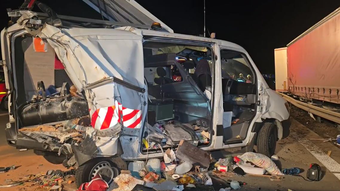 Ein Absicherungsfahrzeug wurde bei einem schweren Unfall auf der A2 bei Berlin von einem LKW erfasst und völlig zerstört.