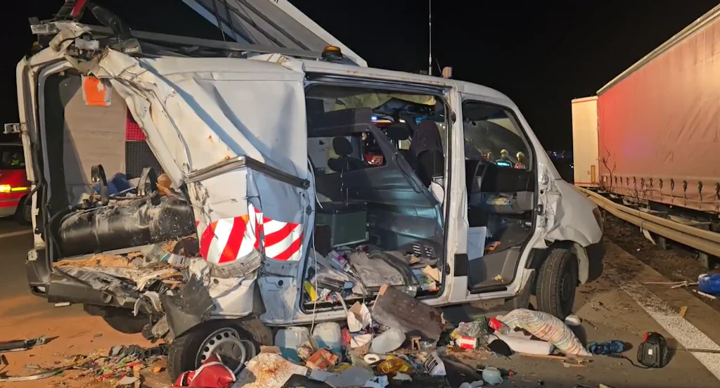 Horror-Crash bei Berlin: 40-Tonnen-LKW durchbricht Mittelleitplanke