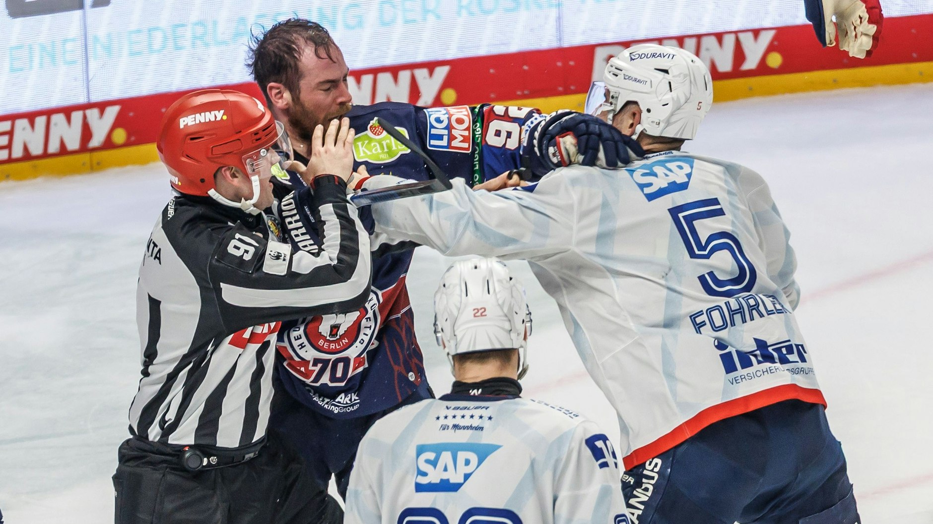 Eisbär Marcel Noebels (l.) regelt etwas mit Mannheims Tobias Fohrler.