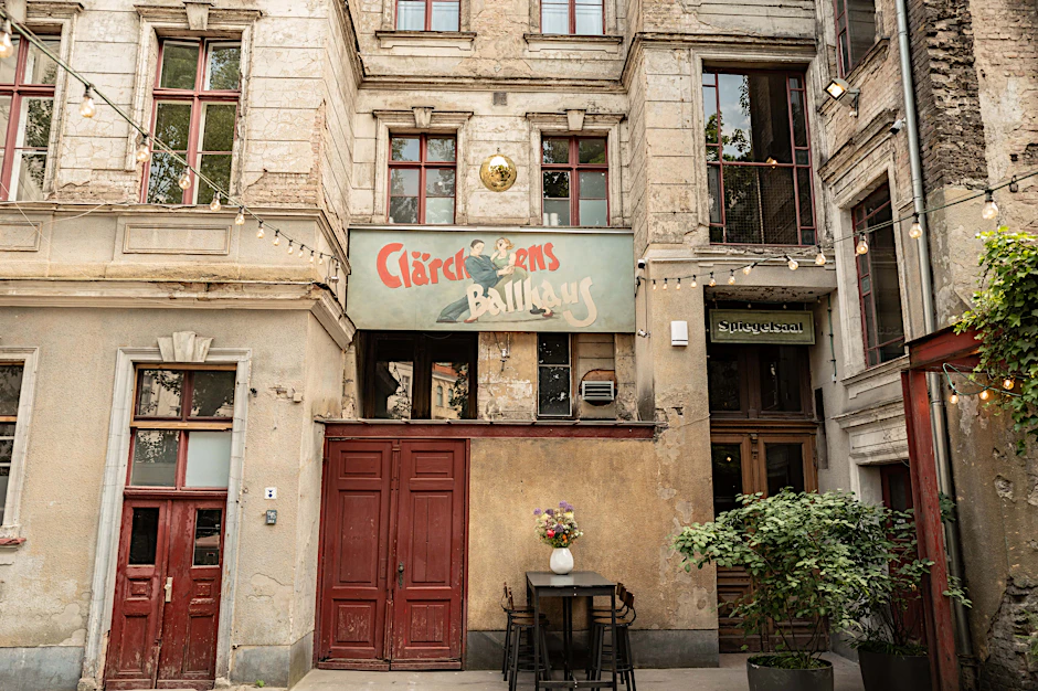 Clärchens Ballhaus mit dem Restaurant Luna D’Oro wartet wie eh und je auf Gäste.