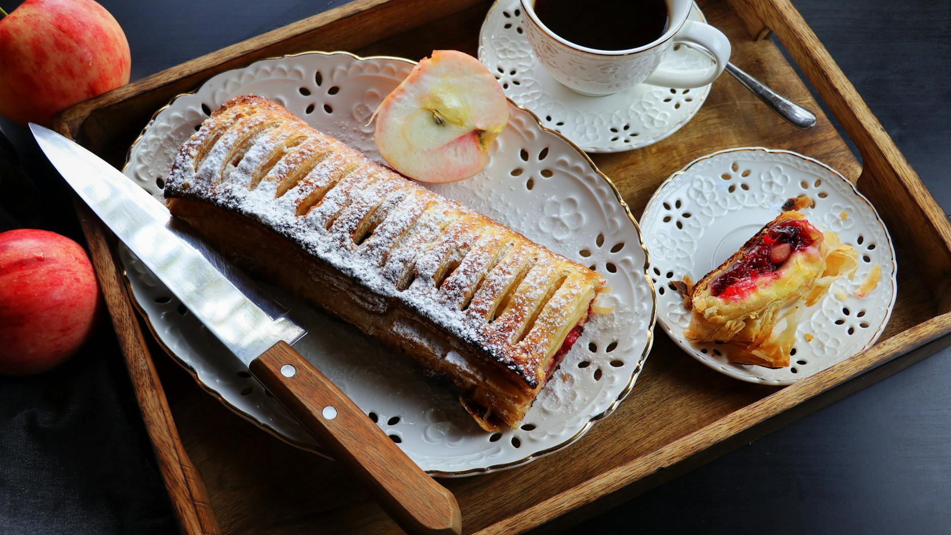 Frischer Blätterteig lässt sich auch prima zu einem herrlichen Apfelstrudel verarbeiten. Das Rezept für den Teig ist gar nicht so schwer – die Stars in „Das große Promibacken“ schaffen es auch!