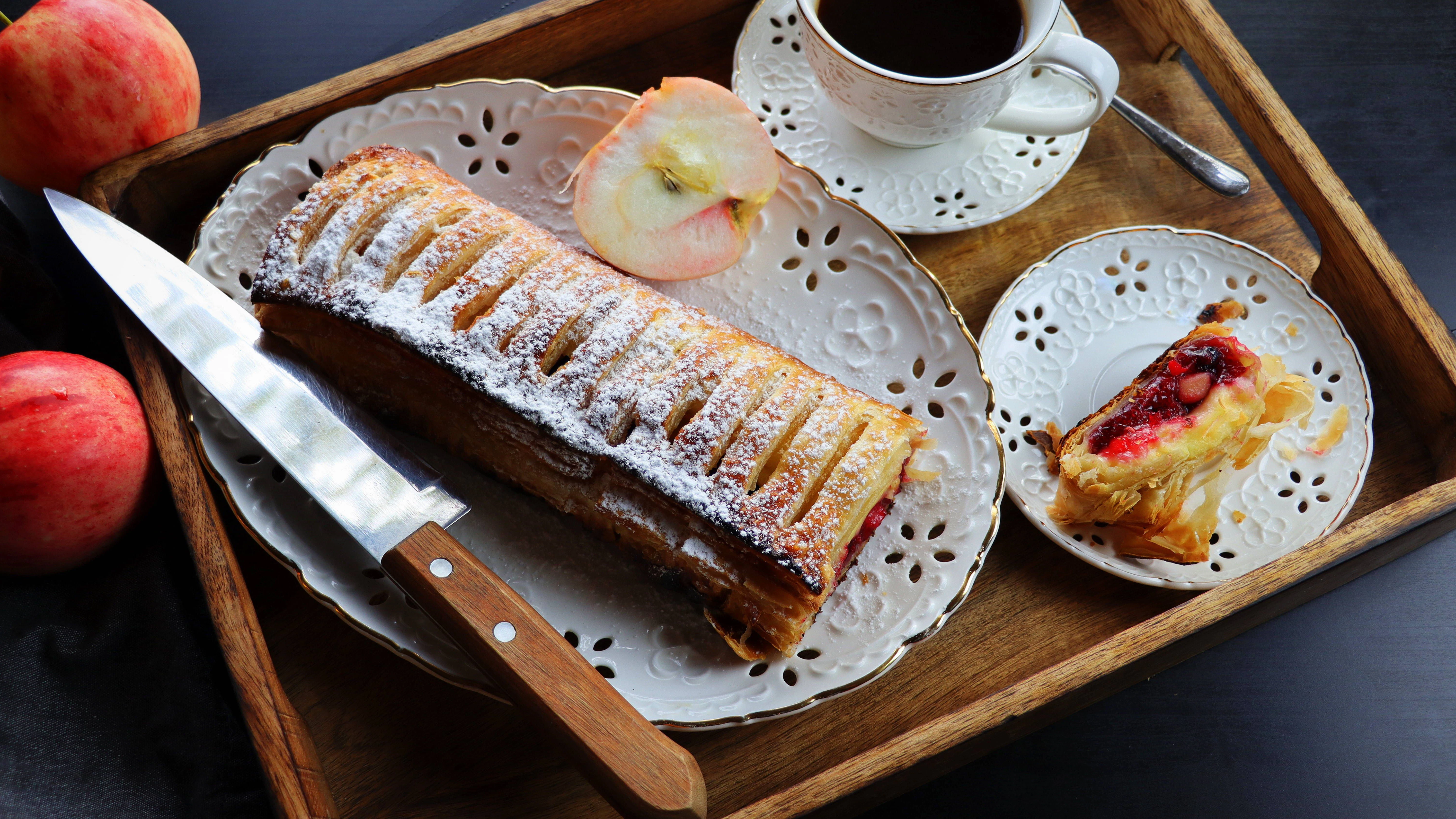 Frischer Blätterteig lässt sich auch prima zu einem herrlichen Apfelstrudel verarbeiten. Das Rezept für den Teig ist gar nicht so schwer – die Stars in „Das große Promibacken“ schaffen es auch!