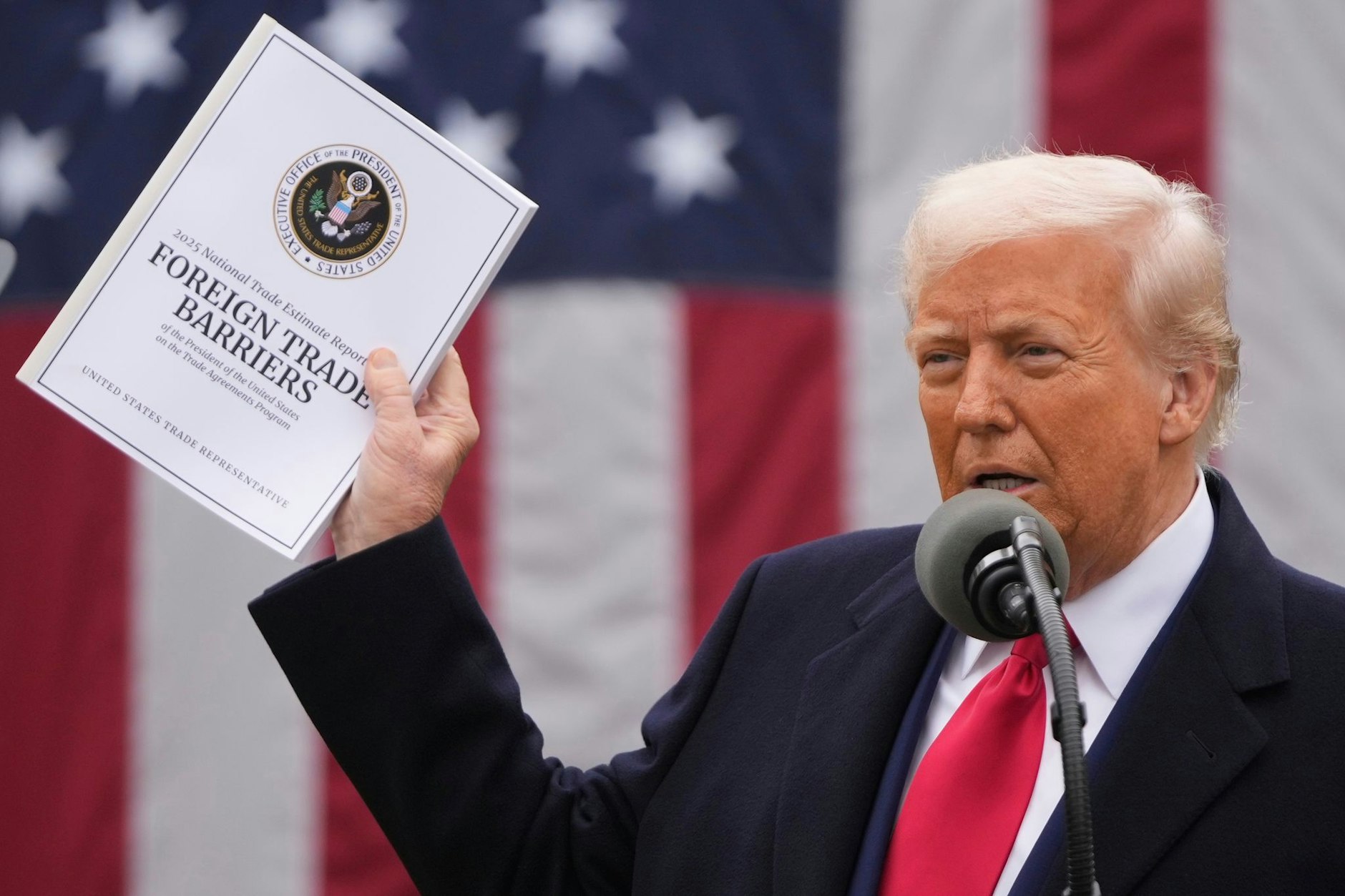 US-Präsident Donald Trump spricht während einer Veranstaltung zur Ankündigung neuer Zölle im Rosengarten des Weißen Hauses. 