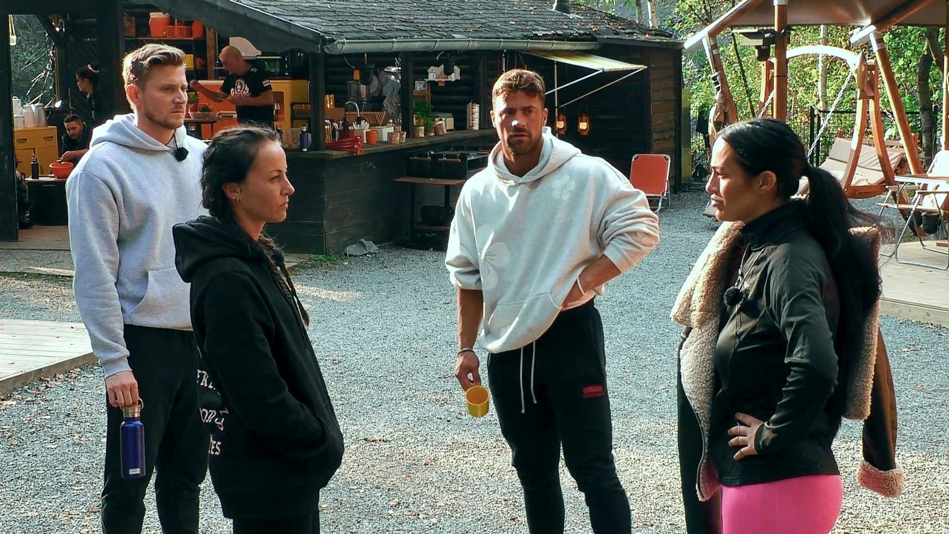 Zwischen den Kandidaten (links Tommy und Sandra, in der Mitte Tobi, rechts Paulina) bei&nbsp;„#CoupleChallenge“  knallt es.