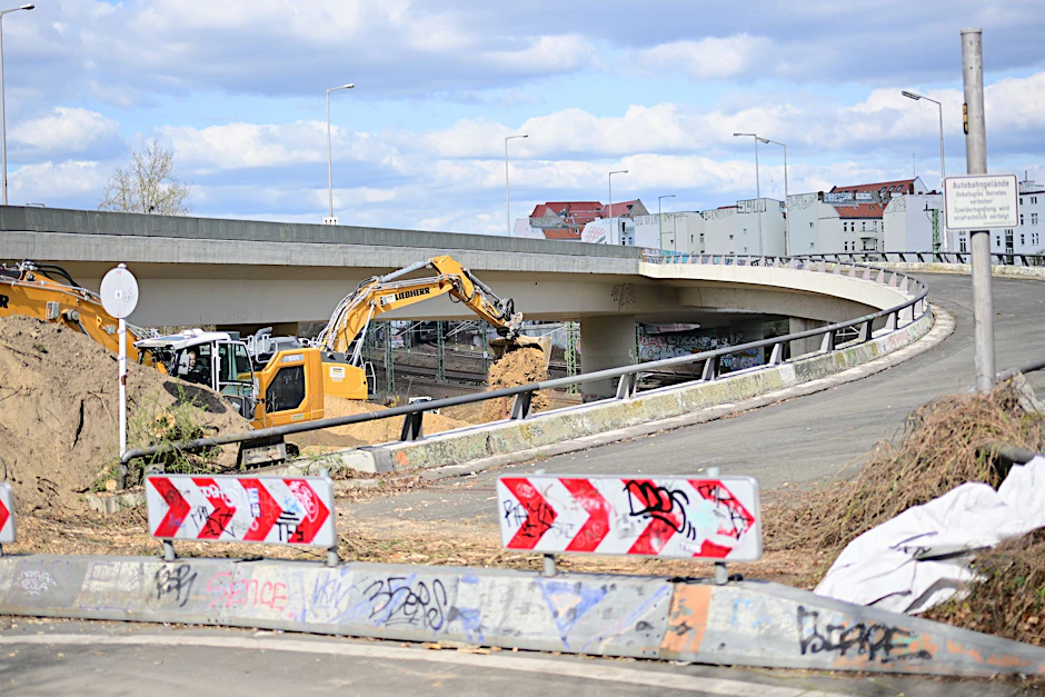 Die gesperrte Autobahnbrücke sorgt bei den Berlinern seit Wochen für Ärger.