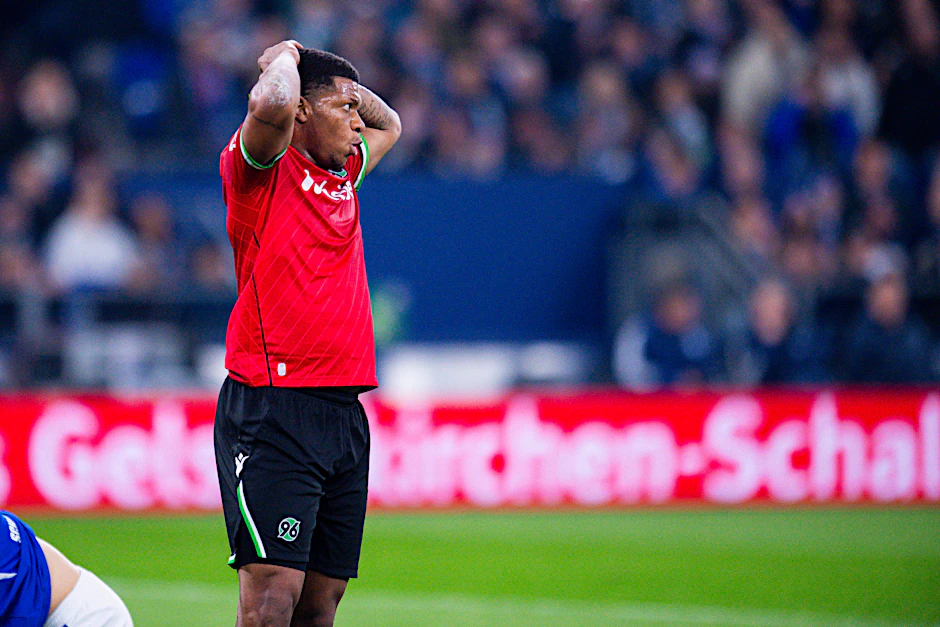 Herthas ehemaliger Stürmer Jessic Ngankam kann es nicht fassen. Hannovers Trainer Andre Breitenreiter sortierte ihn zuletzt aus.