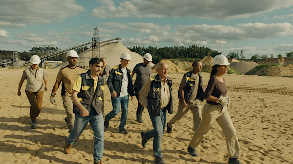 Michael (Markus Hering) und seine Kollegen (Komparsen) auf dem Weg zur Sprengung des Baggers.