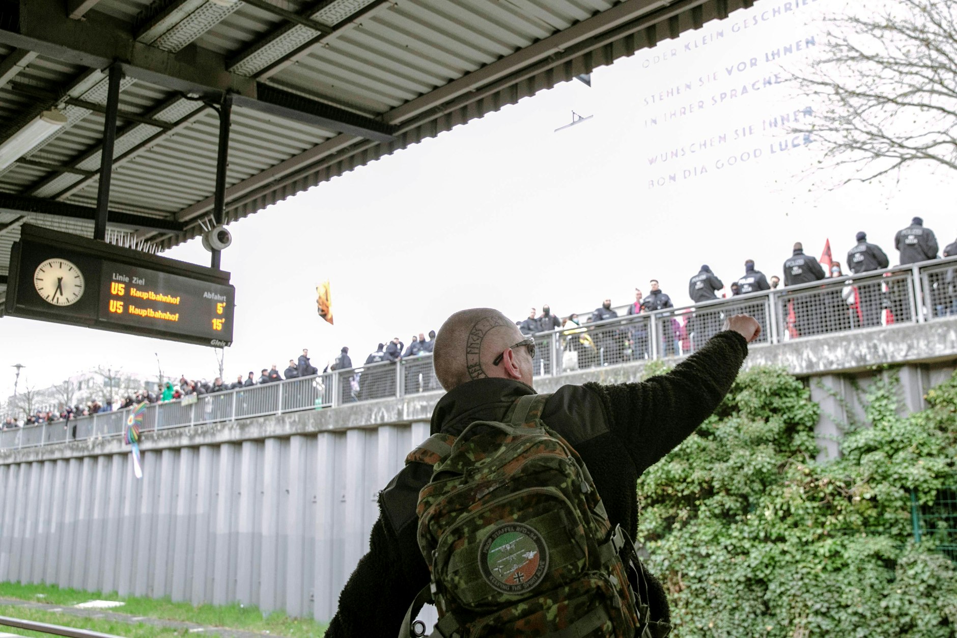 Ein Neonazi bei einer Demonstration des „Dritten Wegs“ in Marzahn-Hellersdorf. Es kam zu Zusammenstößen mit der Polizei und Angriffen auf Pressevertreter.