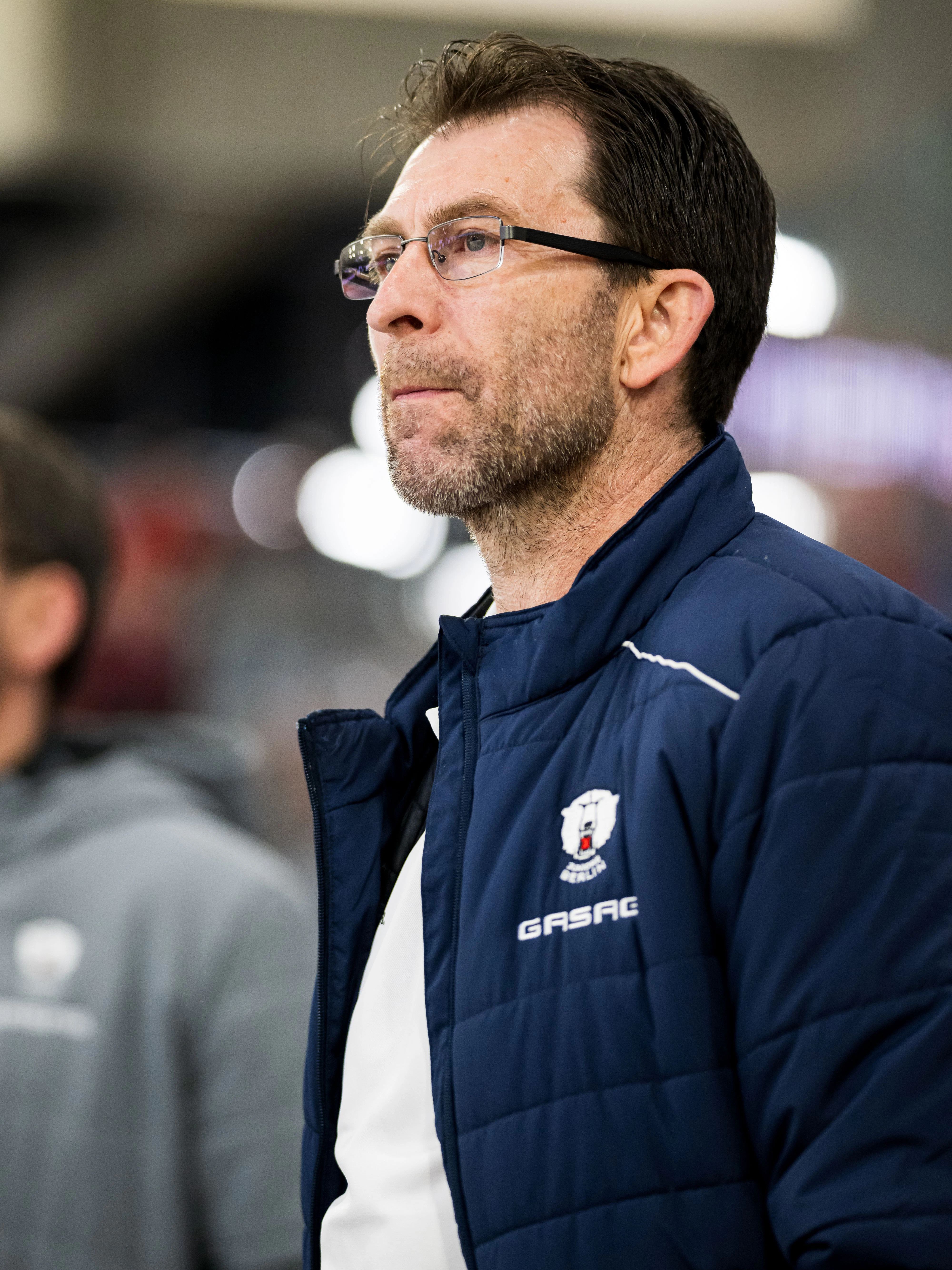 Dem geschärften Blick von Sven Felski entgeht auf der Eisfläche nichts.