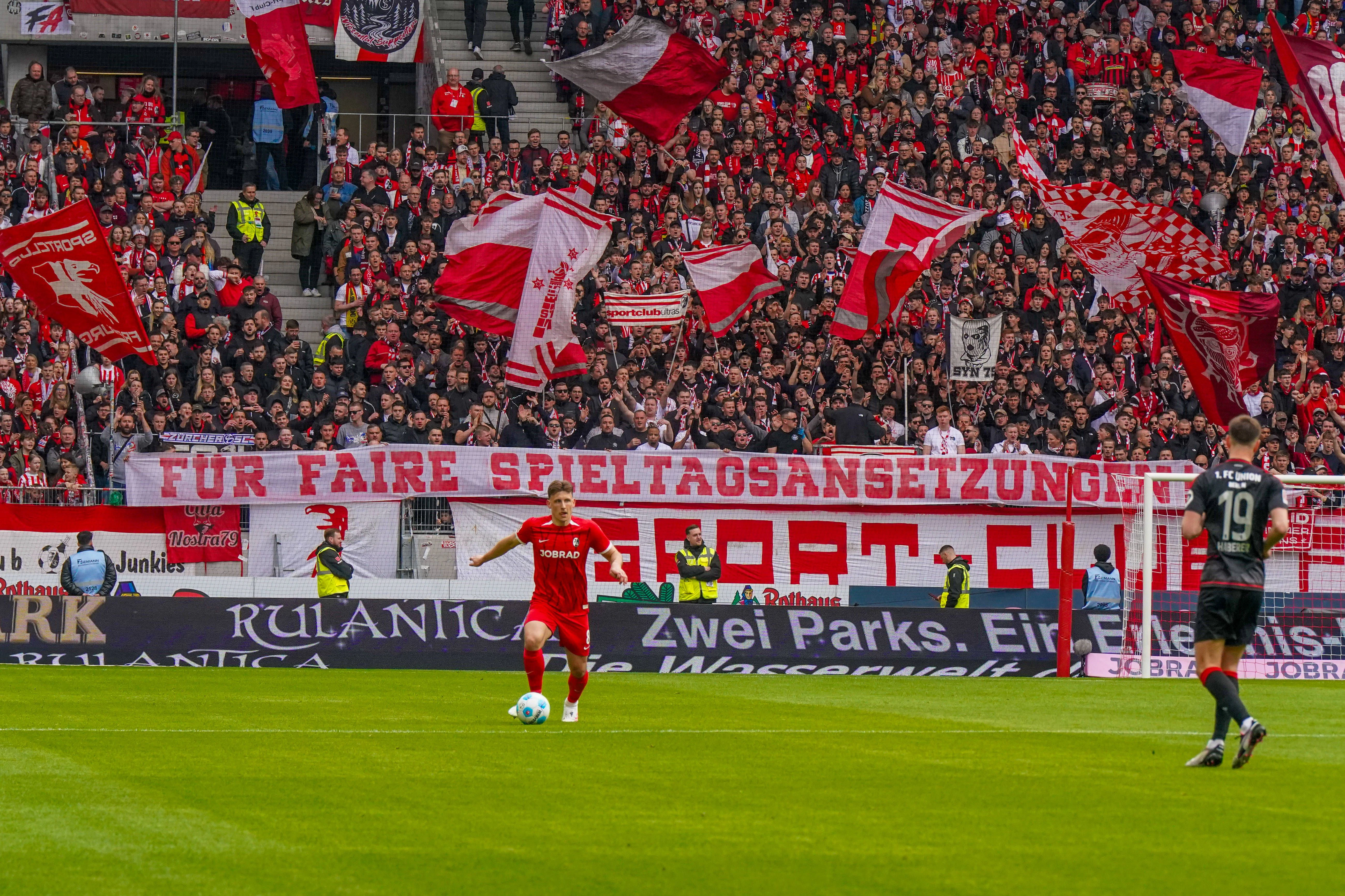 Fans des SC Freiburg solidarisierten sich mit den Anhängern des 1. FC Union, kritisierten wegen der großen Distanz die Spielansetzung der Partie an einem Sonntag.