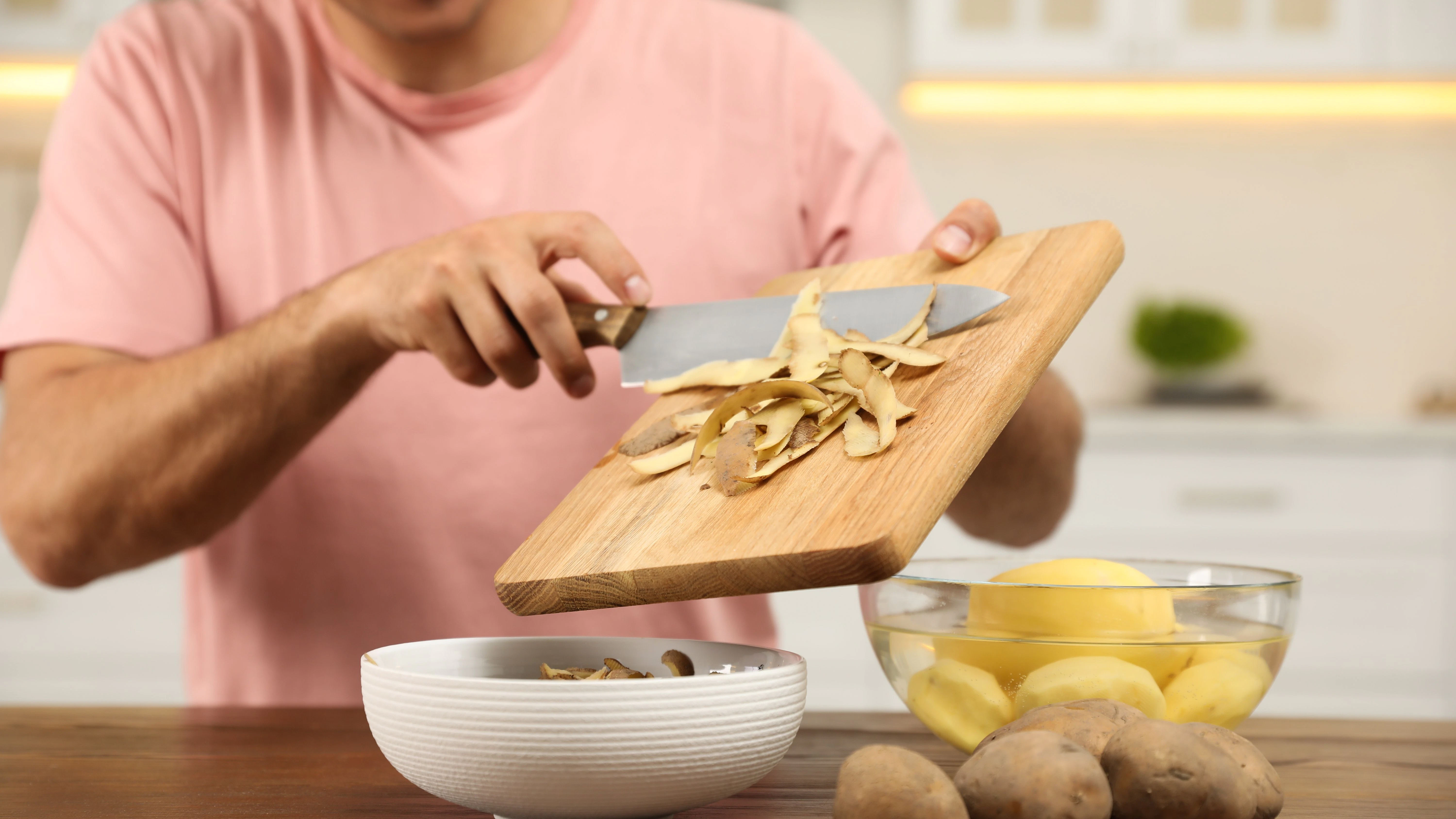 Kartoffelschalen müssen nicht weggeworfen werden. Man kann daraus leckere Chips machen. Oder sie zum Putzen verwenden.