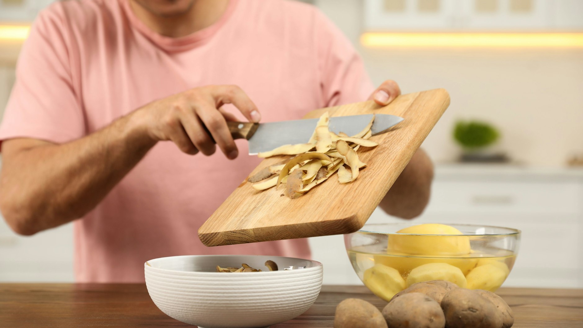 Kartoffelschalen müssen nicht weggeworfen werden. Man kann daraus leckere Chips machen. Oder sie zum Putzen verwenden.