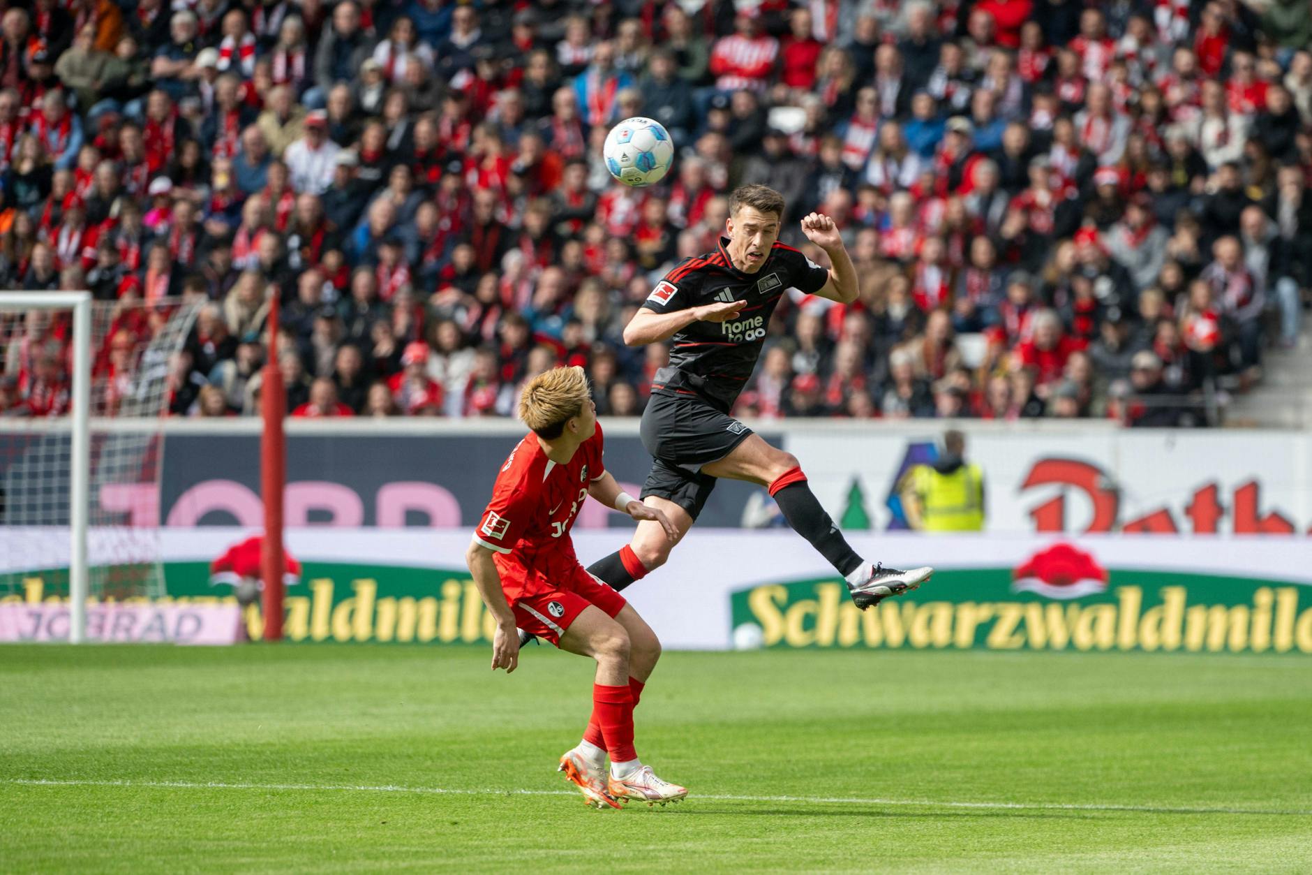 Augen zu und durch: Janik Haberer ist auch kein Fan von Sonntagsspielen. In Freiburg spielte der Mittelfeldmann dennoch stark.