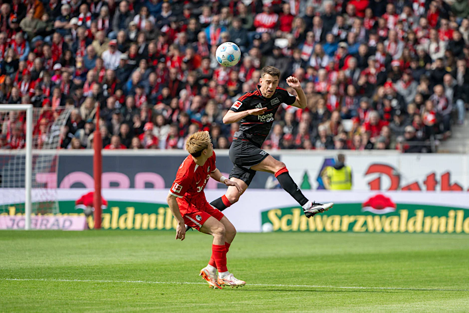 Augen zu und durch: Janik Haberer ist auch kein Fan von Sonntagsspielen. In Freiburg spielte der Mittelfeldmann dennoch stark.