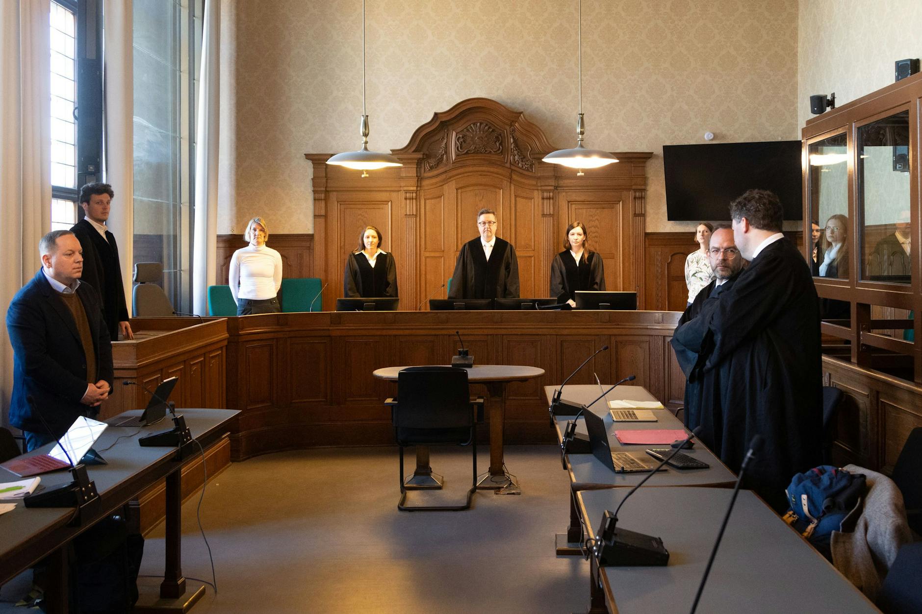 Önder K. ließ sich zu Beginn des Prozesses nicht vorführen. Er muss sich vor dieser Schwurgerichtskammer wegen Mordes verantworten.