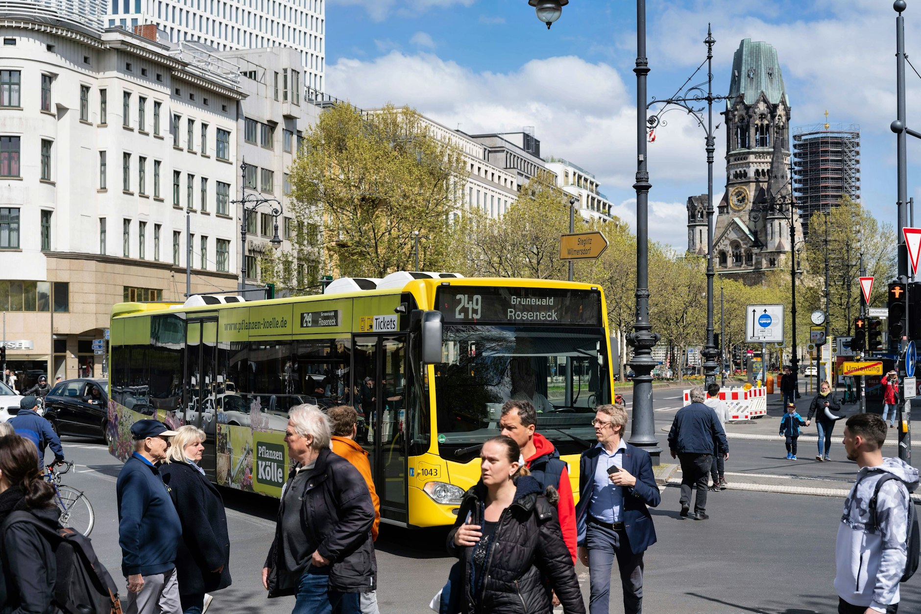 Ein Bus der Linie 249 fährt durch Berlin.