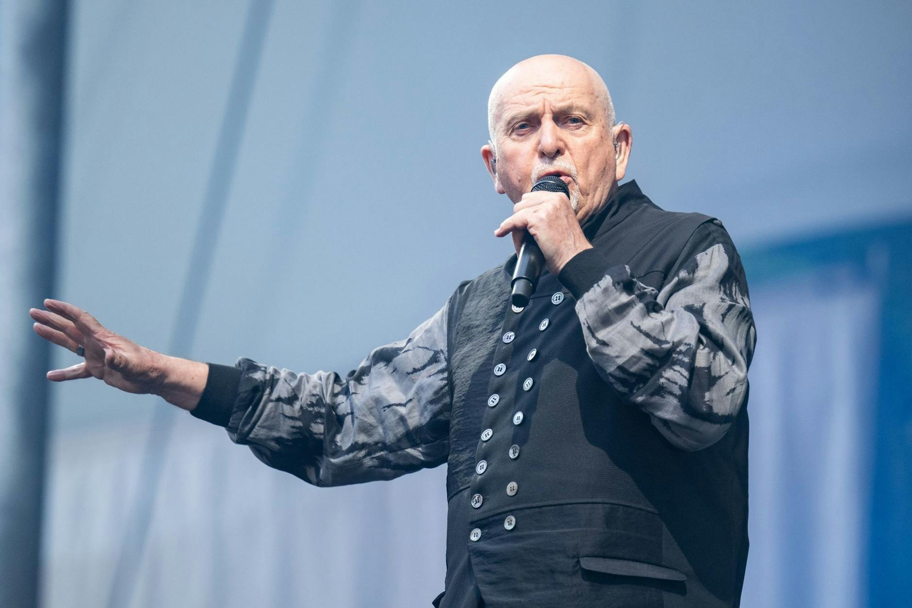 Der britische Rocksänger Peter Gabriel ist ein großer Fan der italienischen Suppe Minestrone.