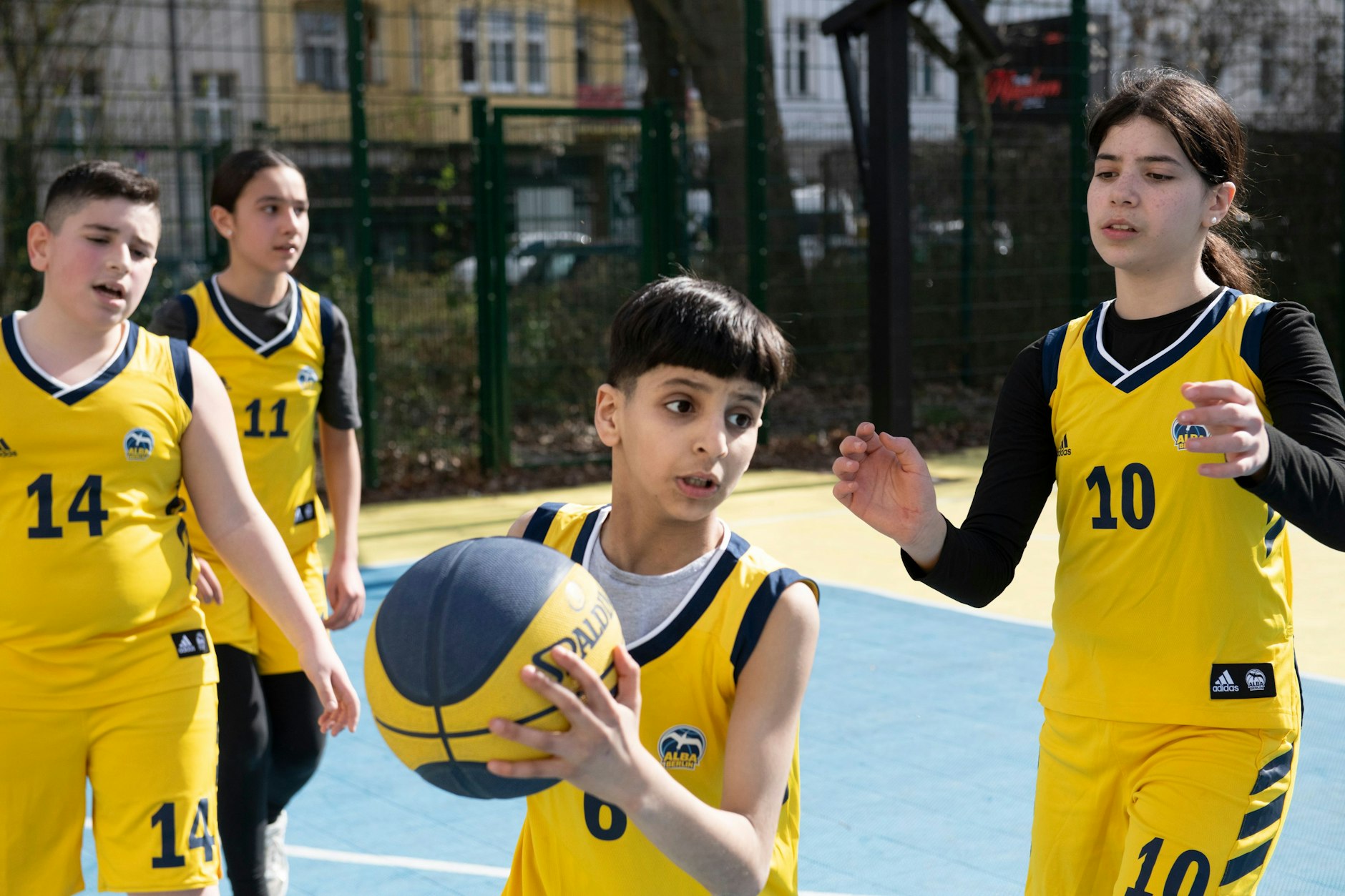 Basketball auf dem Pausenhof der Albert-Gutzmann-Schule: „In Sport bin ich perfekt“, sagt Amir (10, Mitte).