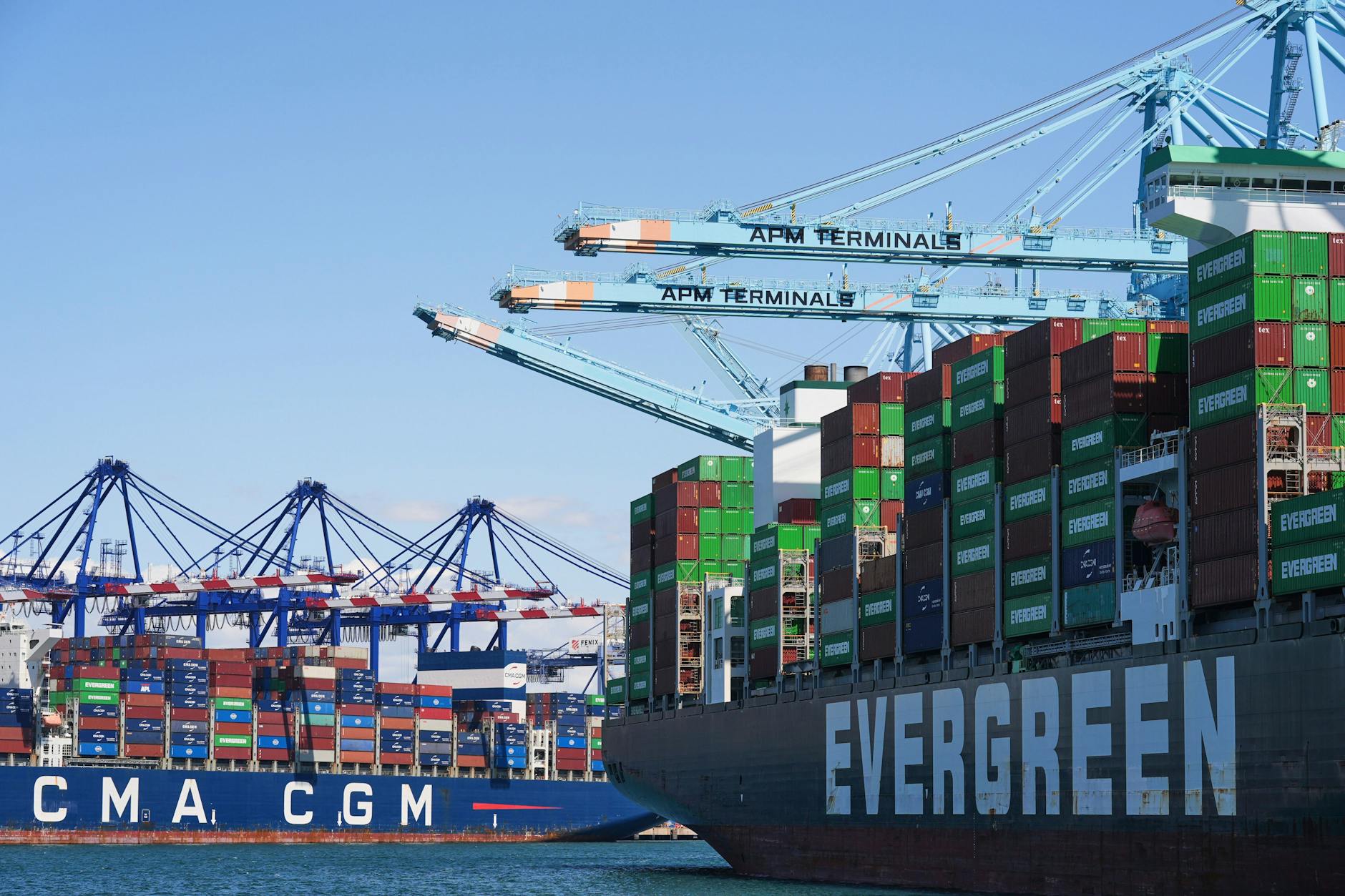 Im Hafen von Los Angeles werden Schiffe mit Containern beladen.