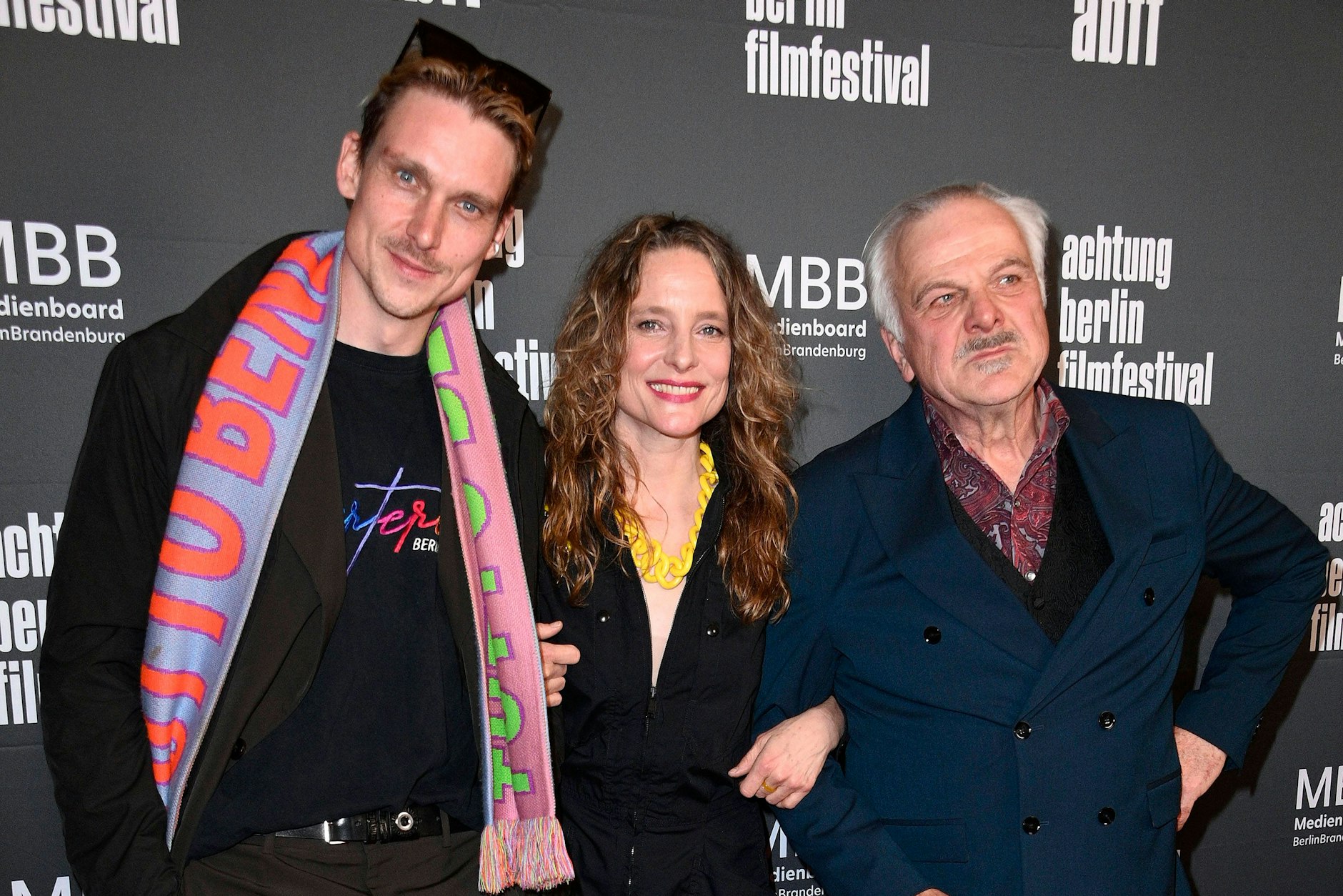 Daniel Sträßer, Anne Ratte-Polle und Bernhard Schütz (v. l.) bei der Eröffnung des 21. „achtung berlin“-Filmfestivals mit der Premiere des Kinofilms „Blindgänger“ im Colosseum-Filmtheater.
