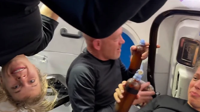 Rabea Rogge (l.), Eric Philips und Jannicke Mikkelsen schweben völlig losgelöst in der Raumkapsel.