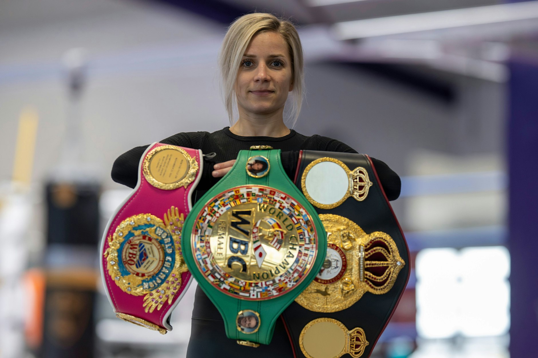 Tina Rupprecht präsentiert ihre drei WM-Gürtel, will am Samstag en vierten dazuholen.