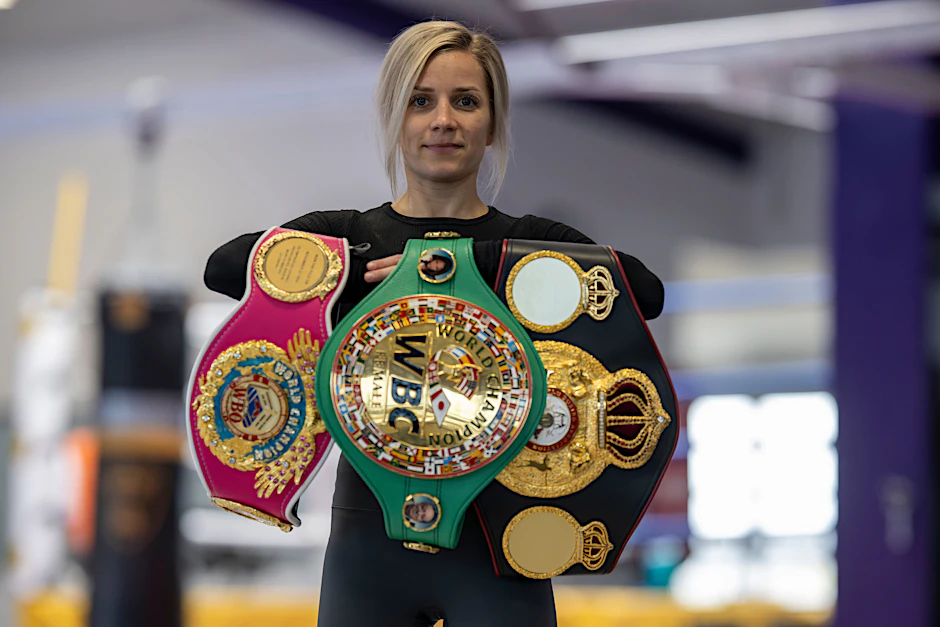 Tina Rupprecht präsentiert ihre drei WM-Gürtel, will am Samstag en vierten dazuholen.
