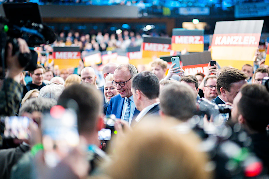 Der Kanzlerkandidat der CDU, Friedrich Merz, zwischen CDU-Mitgliedern.