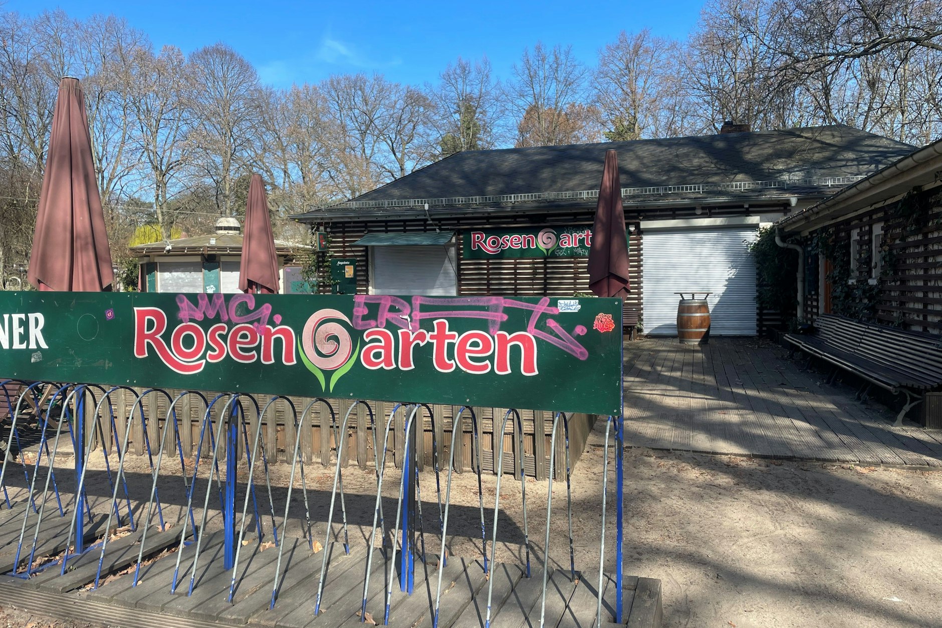 Alle Rollladen sind heruntergelassen, seit dem späten Herbst hat sich im Café Rosengarten nichts bewegt.