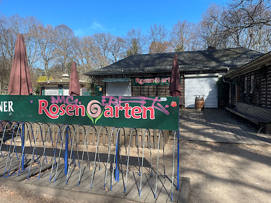 Alle Rollladen sind heruntergelassen, seit dem späten Herbst hat sich im Café Rosengarten nichts bewegt.