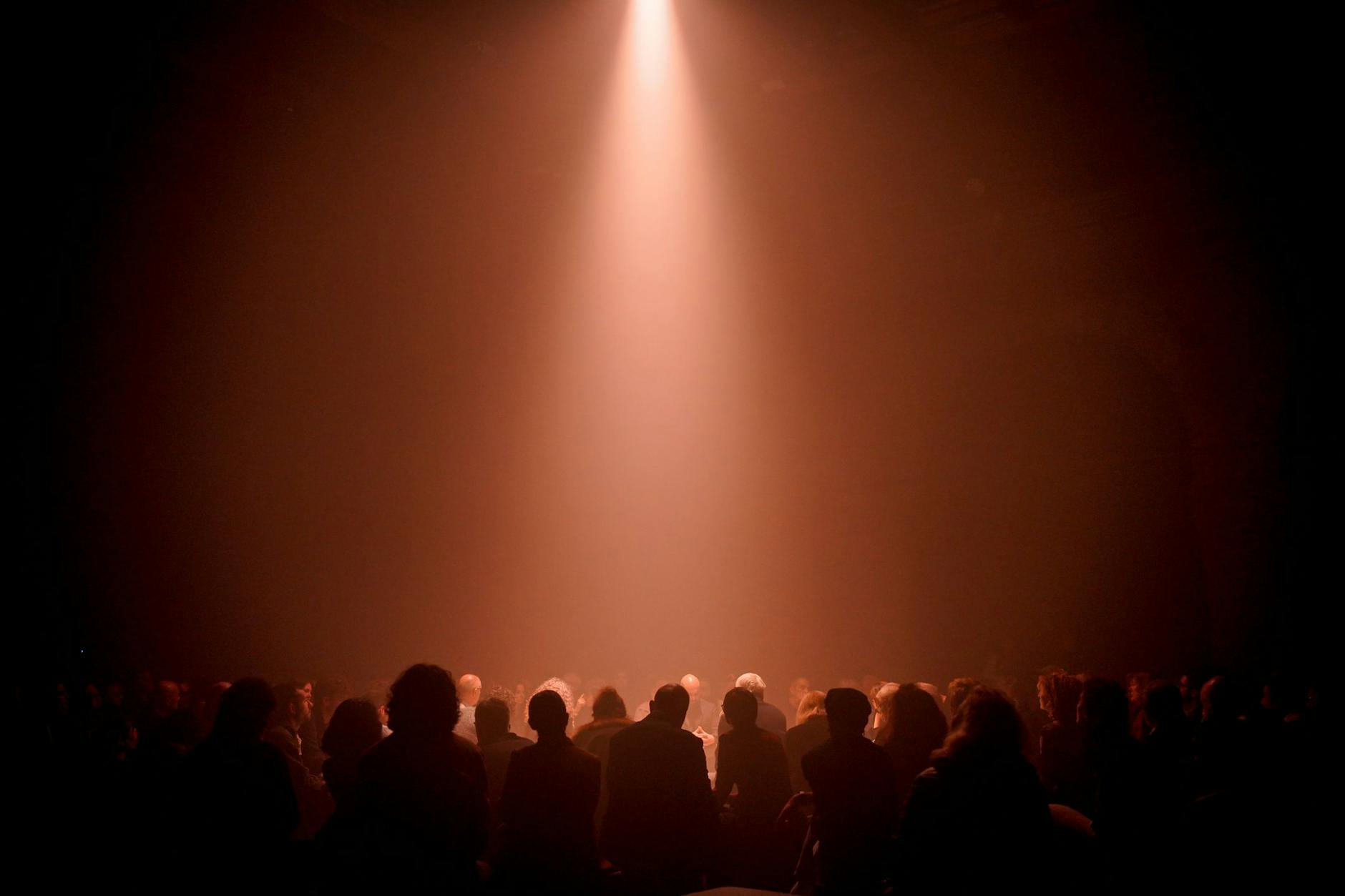 Im Humboldt-Forum zeigt Brigitta Muntendorf ihr Musiktheaterstück „Orbit – A War Series. Space Oratorium für AI-Stimmklone, 3D-Audio und Elektronik“