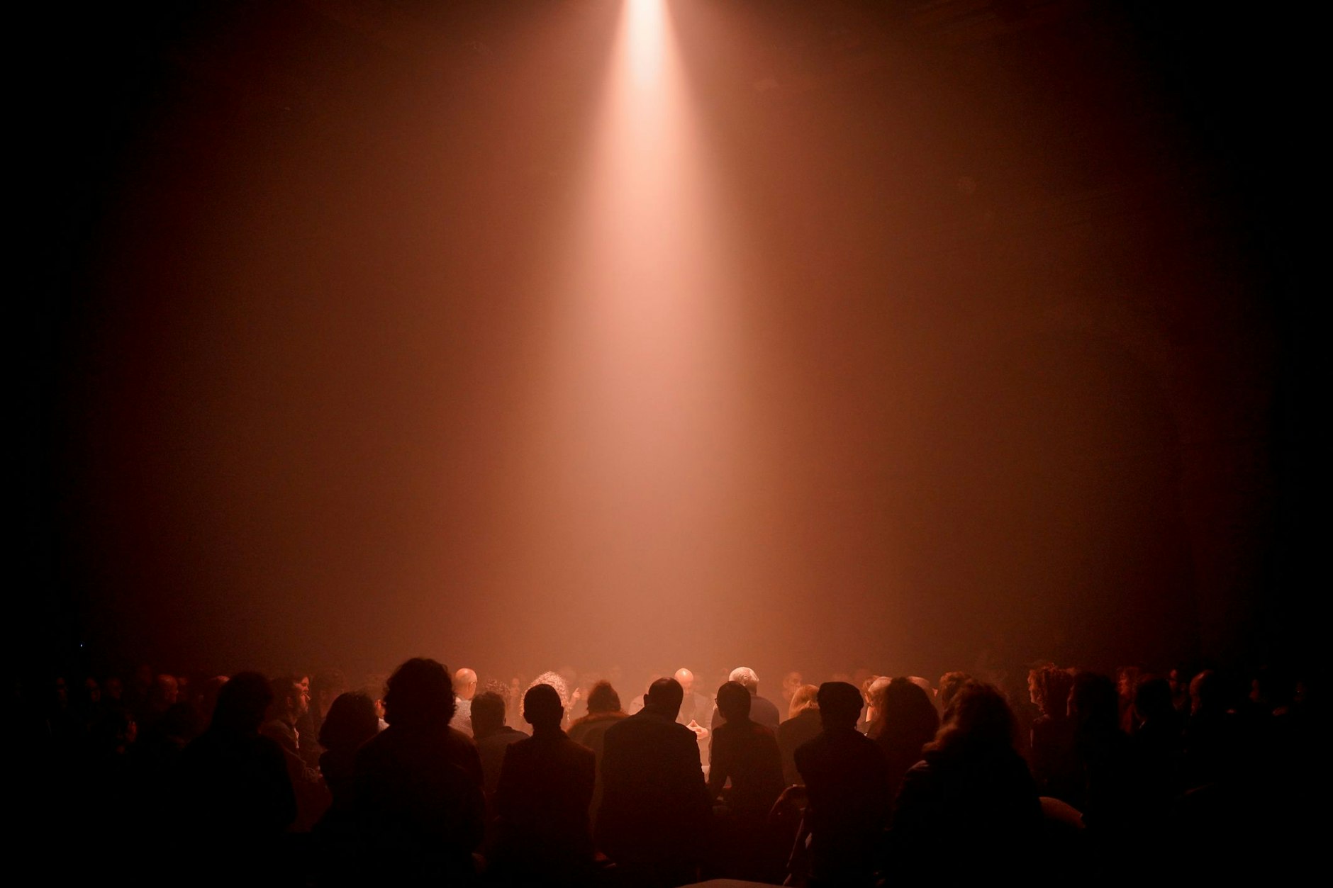 Im Humboldt-Forum zeigt Brigitta Muntendorf ihr Musiktheaterstück „Orbit – A War Series. Space Oratorium für AI-Stimmklone, 3D-Audio und Elektronik“