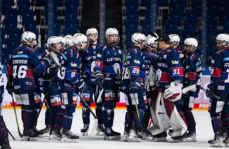 Die Spieler der Eisbären Juniors feiern auf dem Eis.