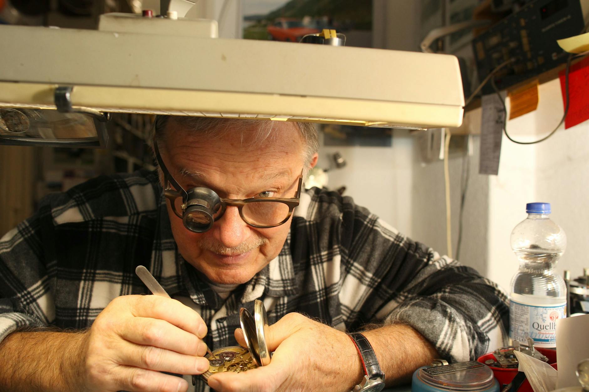 Uhrmachermeister Bernd Siebert und sein Geschäft in der Gubener Straße waren Jahrzehnte eine Institution im Bezirk Friedrichshain. Die offene und freundliche Art des Uhrmachers machten aus dem kleinen Laden etwas Besonderes.