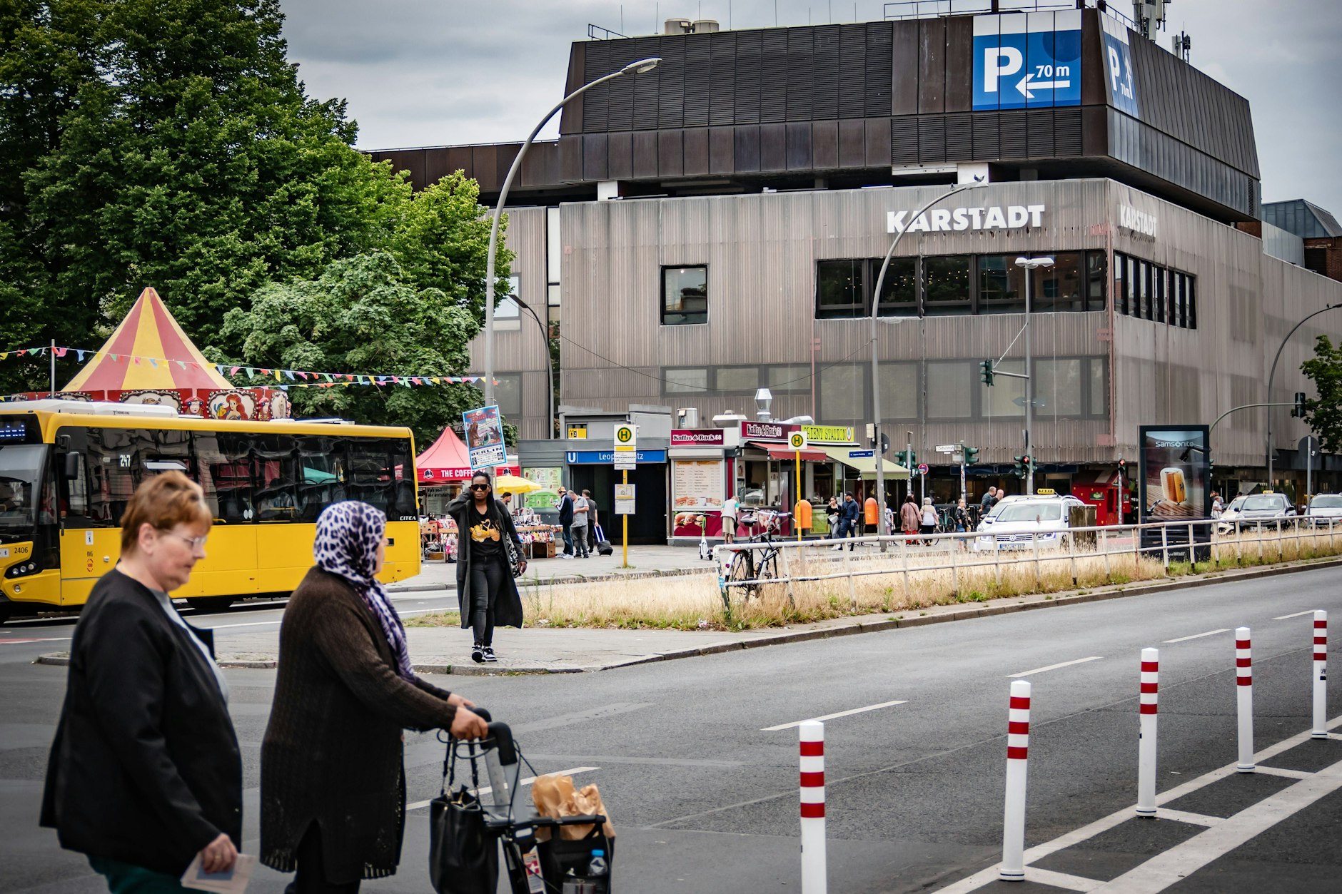 In dem ehemaligen Karstadt-Gebäude am Leopoldplatz in Mitte hat ein Lidl seine Türen geöffnet.