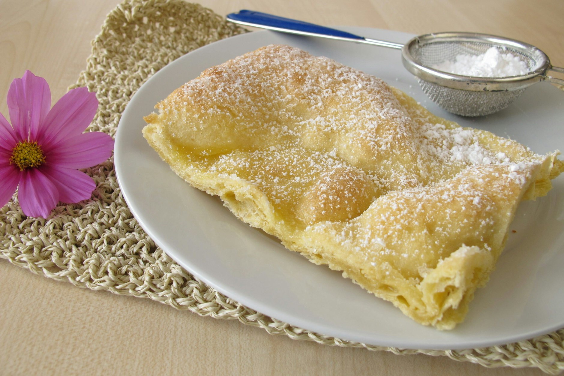 Der Prophetenkuchen wie aus der DDR hat eine Wellen-Struktur - das Rezept ist darum auch unter dem Namen Huckelkuchen bekannt.