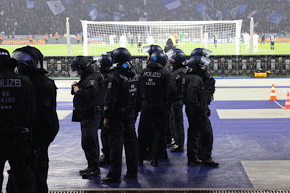 Die Polizei ist immer dabei! Doch mussten es wirklich so viele Ordnungshüter bei Herthas Freundschaftsspiel gegen den KSC sein?