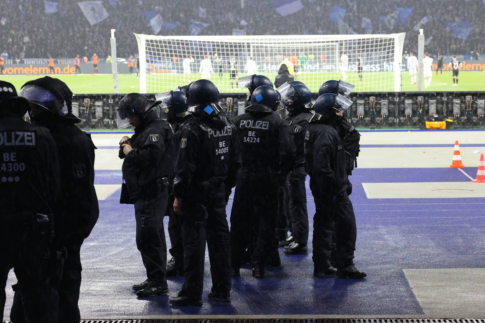 Die Polizei ist immer dabei! Doch mussten es wirklich so viele Ordnungshüter bei Herthas Freundschaftsspiel gegen den KSC sein?