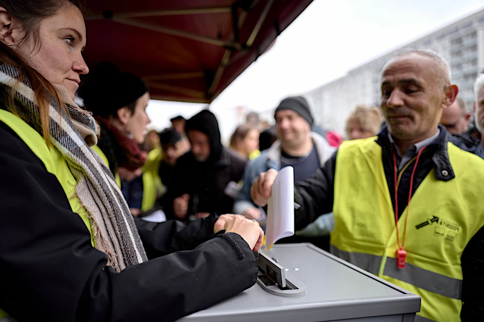 BVG-Warnstreik Beginn mit der Urabstimmung vor dem Headquarter Berliner Verkehrsbetriebe in der Holzmarktstraße. 