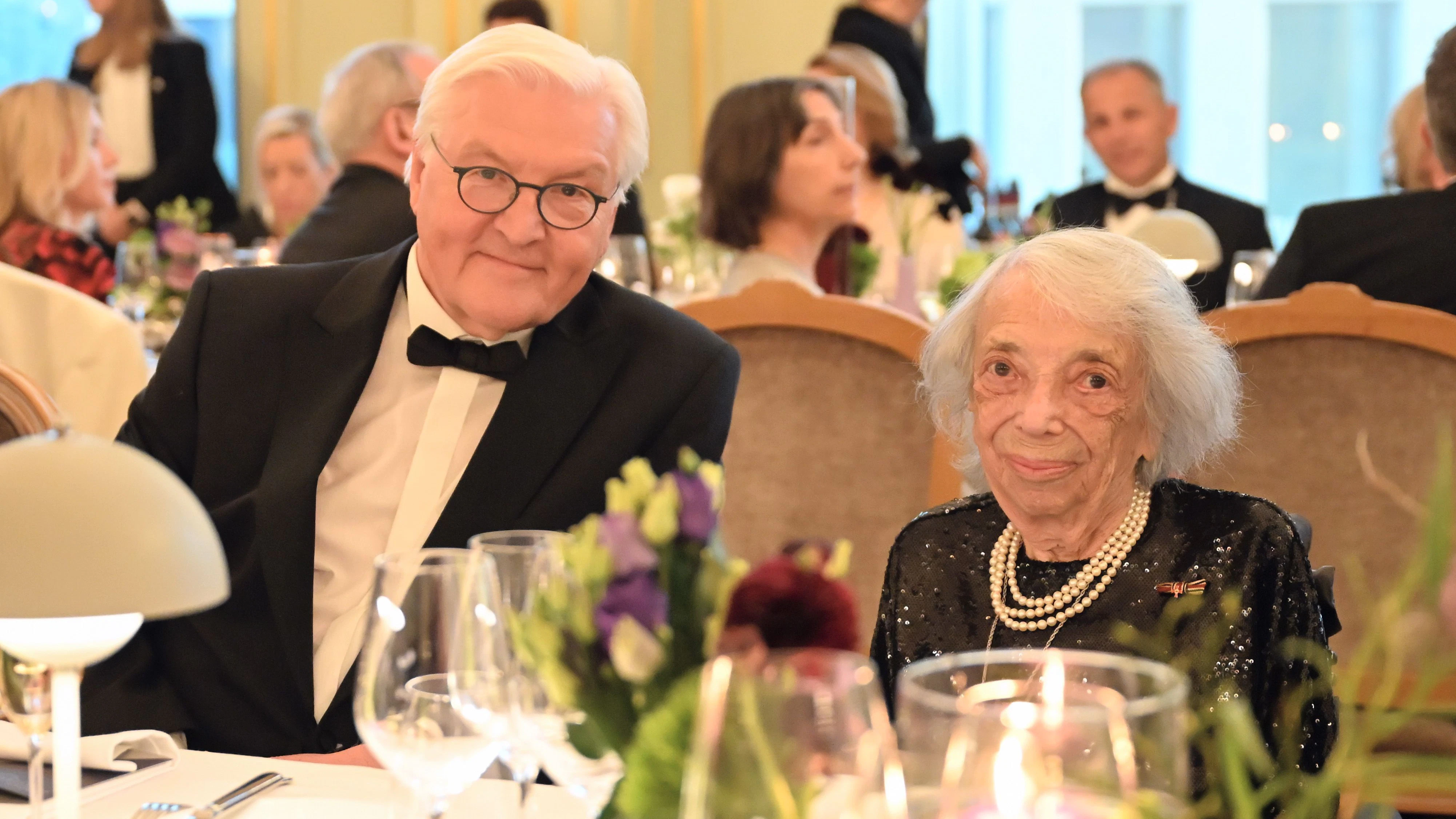 Bundespräsident Frank-Walter Steinmeier und die Holocaust-Überlebende Margot Friedländer sitzen beim 72. Bundespresseball nebeneinander.