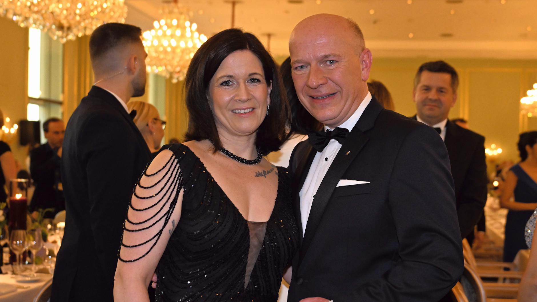 Auch Berlins Regierender Bürgermeister Kai Wegner (CDU) und seine Lebensgefährtin, die Bildungssenatorin Katharina Günther-Wünsch (ebenfalls CDU), wollten beim Bundespresseball 2025 das Tanzbein schwingen.