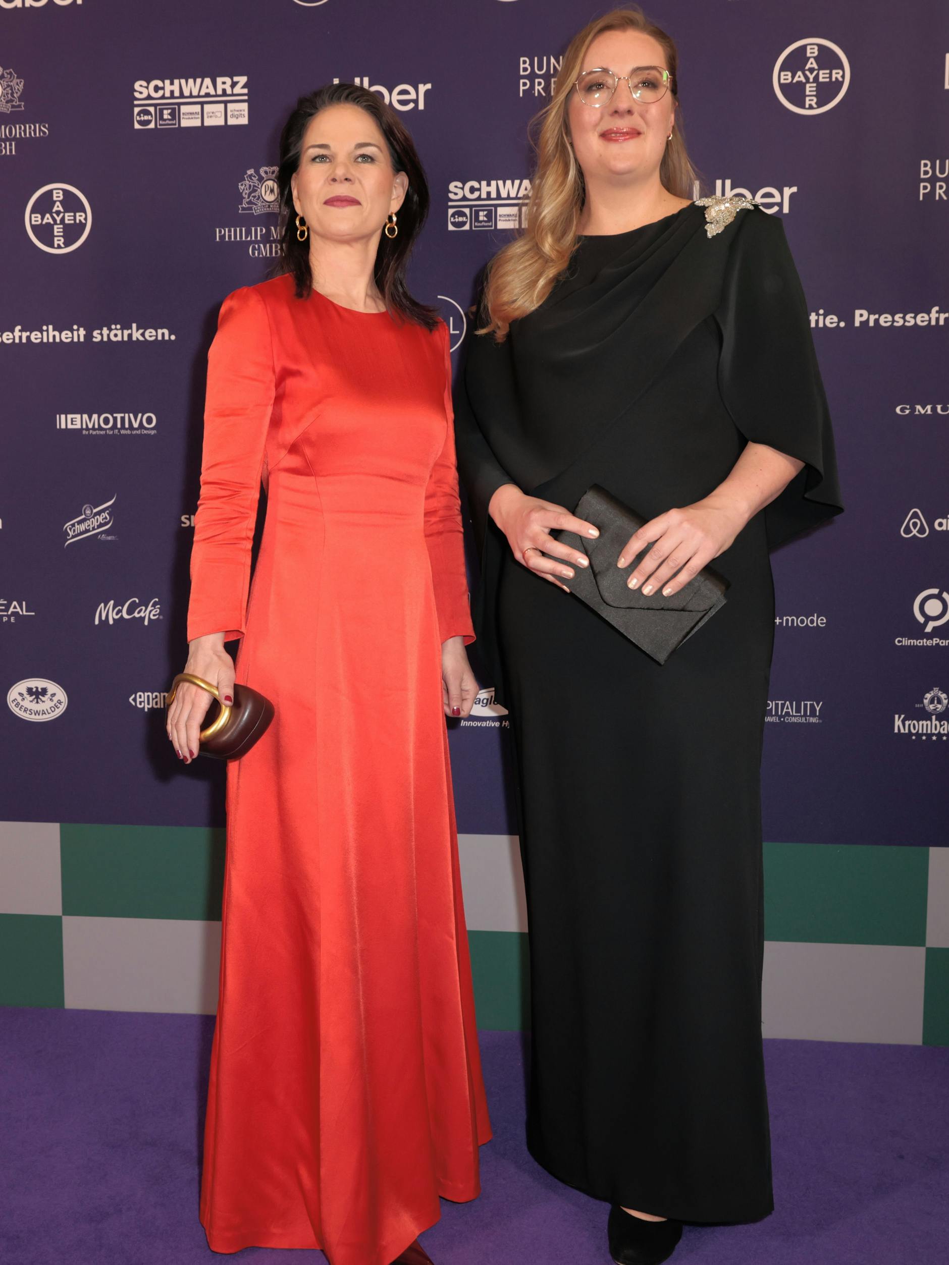 Noch-Außenministerin Annalena Baerbock (Grüne, l.) und Katharina Dröge, Co-Fraktionsvorsitzende der Bundestagsfraktion der Grünen, kommen zum 72. Bundespresseball ins Hotel Adlon.