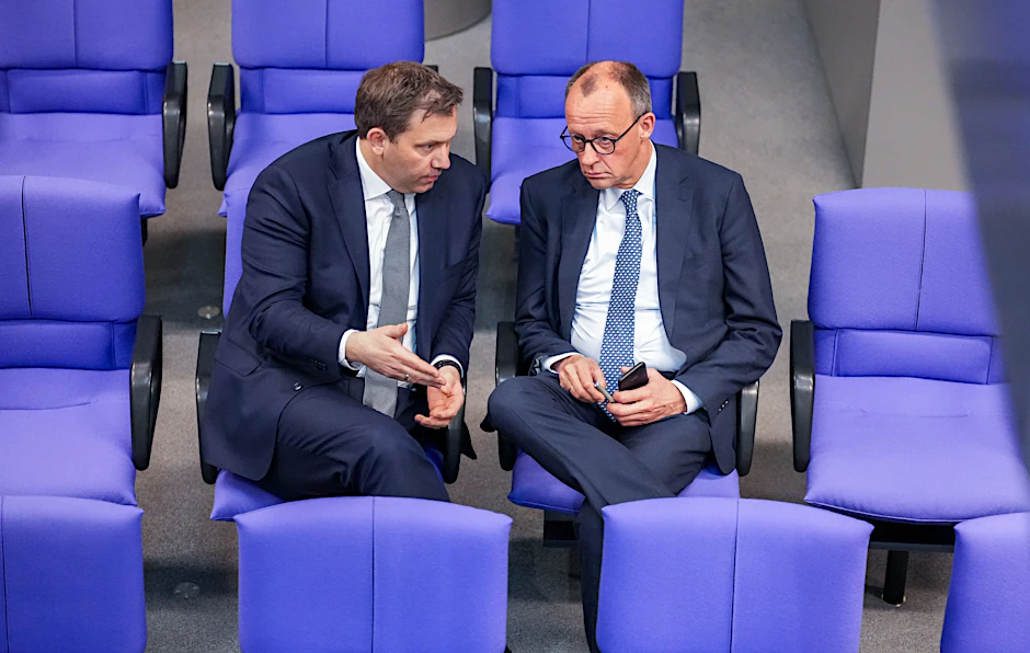 Lars Klingbeil (l), SPD Fraktionschef und Bundesvorsitzender, spricht mit Friedrich Merz, CDU/CSU Fraktionsvorsitzender und CDU Bundesvorsitzender, in den hinteren Sitzreihen der Union.