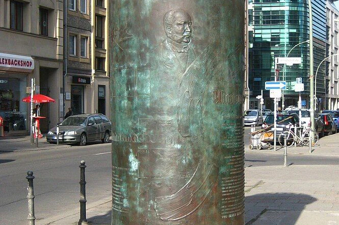 Die Gedenk-Litfaßsäule in Mitte ist ihrem Erfinder Ernst Litfaß gewidmet.