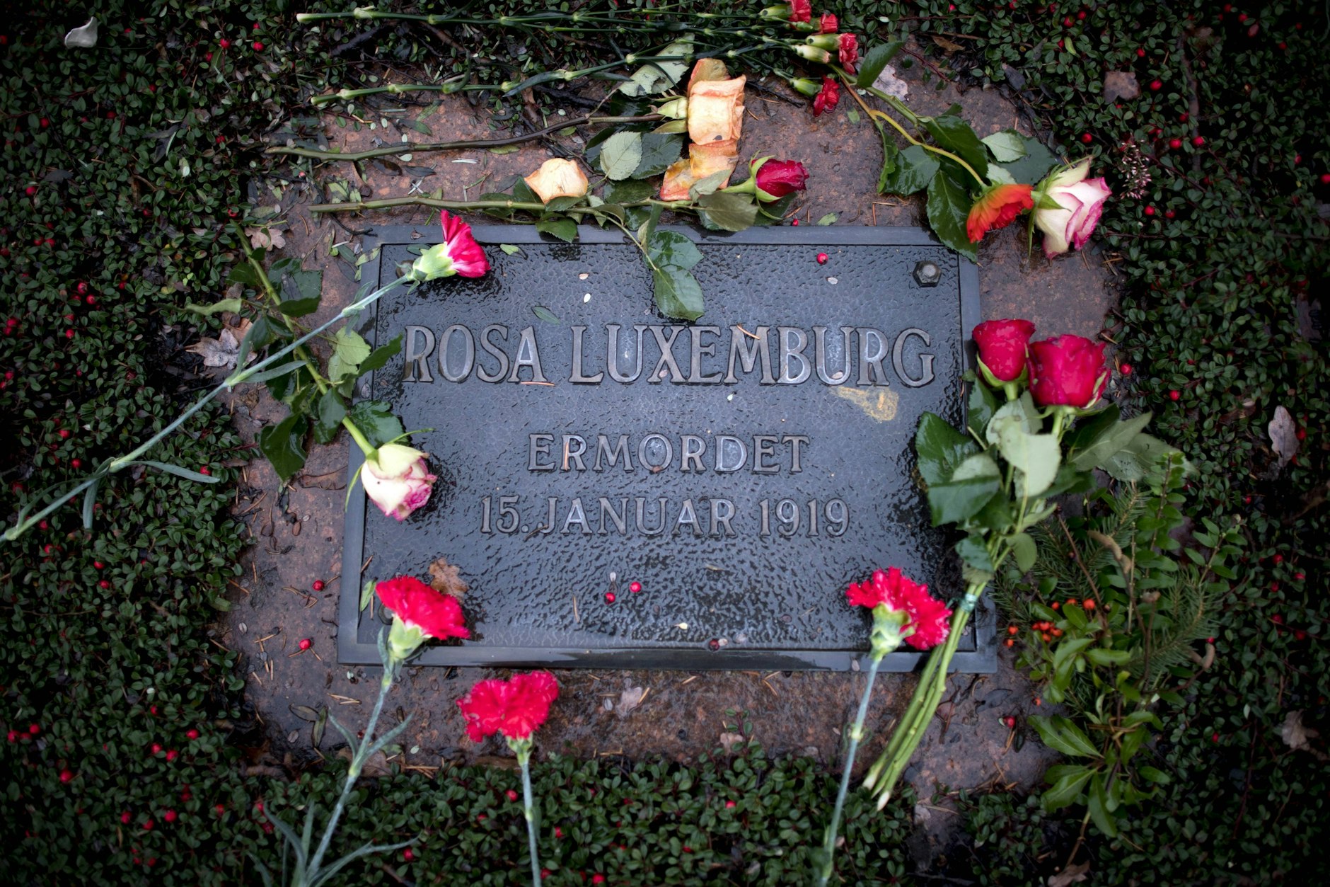 Die Grabplatte von Rosa Luxemburg ist ebenfalls verschwunden.