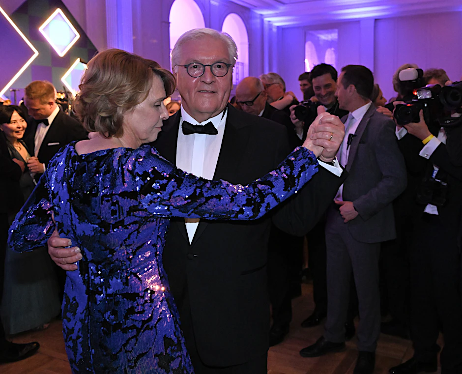 Bundespräsident Frank-Walter Steinmeier und seine Frau Elke Büdenbender tanzen den ersten Tanz beim 72. Bundespresseball.