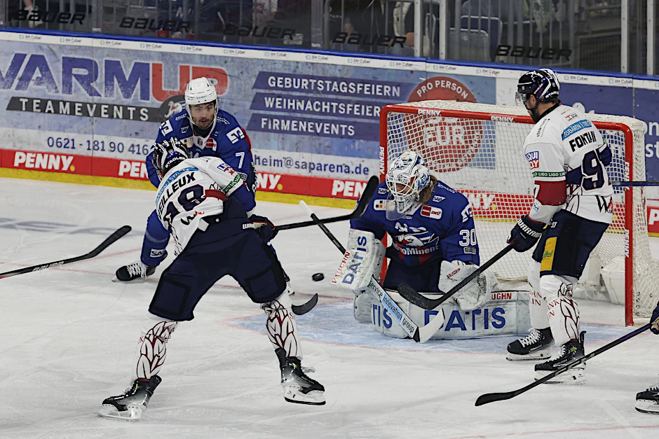 Eisbär Yannick Veilleux prüft den Mannheimer Torhüter Arno Tiefensee.